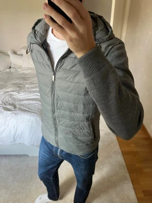 Grå cardiganjacka från Massimo Dutti - Sjukt snygg cardigan jacka från Massimo Dutti i väldigt fint skick utan defekter! ✌🏼 😁            ——————————————————————————                                                          📐| Storlek: L                                                           👖| Märke: Massimo Dutti                                      🔎 | Skick: Väldigt bra                                             ✍🏻 | Skriv om du har några frågor