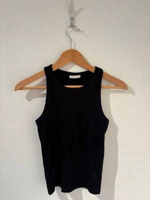 Ribbat Linne Gina Tricot - Svart ribbat linne från Gina tricot🖤.                             Storlek XS