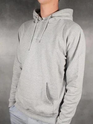 NN07 Hoodie - NN07 Hoodie • Storlek: S • Skick: 9/10 – fint skick utan skavanker • Inkluderas: Endast Hoodie • Nypris: Ca 1200kr • Passform: Modellen på bilden är 180 cm lång, väger 65 kg •