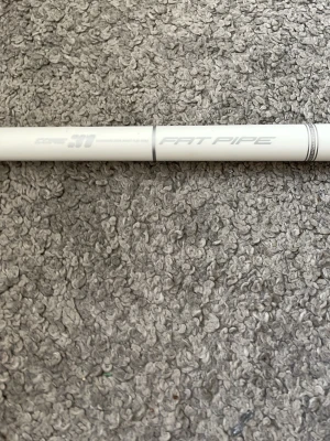 Fat Pipe innebandyklubba vit - Säljer en vit innebandyklubba från Fat Pipe med stilren design och svartvit mönstrad tejp på greppet. Perfekt för dig som vill ha en snygg och funktionell klubba till träning eller match. Den är upp till midian på mig typ som är 150 cm lång