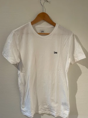 Lee T-shirt - Vit T-shirt med svart tryck från Lee🤍🖤.                   Storlek S