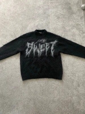 Svart stickad tröja med tryck - Säljer denna snygga stickade tröjan från Sweet Sktbs med unikt tryck och material. Använd 1-2 gånger sen jag köpte den i butik så den är som helt ny i skicket. Den är XS i storlek men sitter som en S. Priset kan diskuteras, ställ frågor om ni har!