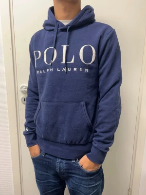 Polo Ralph Lauren hoodie - Blå hoodie från Ralph Lauren i storlek S. Mycket bra skick. Modellen är 173cm, 64kg. Pris kan diskuteras!!