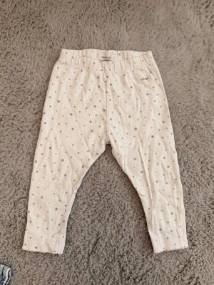 Vita byxor  - Söta vita leggings från Newbie i storlek 80 med små grå prickar över hela tyget. De har resår i midjan och är gjorda i mjukt material (bomull) Jag samfraktar gärna för billigare frakt. Kika in min profil för fler fynd! Öppen för prisförslag. 