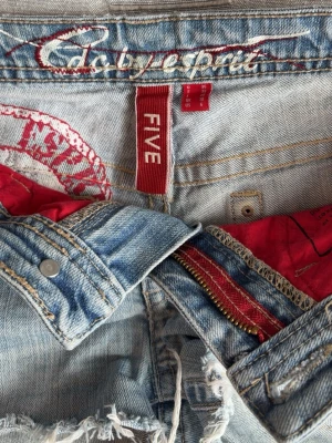Ljusblå jeansshorts  - Skit coola jeans shorts med snygga detaljer och i storlek 36