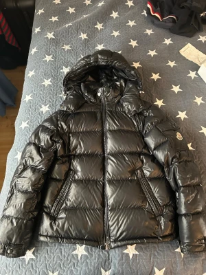 Moncler Maya Giubbotto - Storlek 1. Kvitto finns digitalt matchar med serienummer 