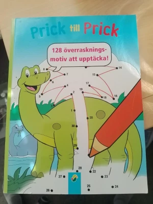 Prick till Prick pysselbok - En färgglad pysselbok med prick-till-prick-uppgifter och 128 överraskningsmotiv att upptäcka. Perfekt för dig som gillar dinosaurier, djur, fordon och rymdskepp. Boken har mjukt omslag och är fylld med roliga räkne- och ritövningar för barn i grundskoleåldern.