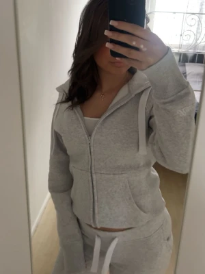 Ljusgrått mjukis sett  - Säljer ett ljusgrått sett från russemerch använd endast en gång älskar settet, jätte fint och båda delarna är xs och sitter perfekt men är tyvärr ingen mjukis tjej har haft de ett tag nu och bara användt en gång så bättre att jag säljer den, PRIS GÅR ATT DISKUTERA!!!