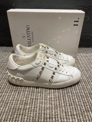 Valentino skor  - Hej, säljer nu dessa svin snygga valentino skor. Skorna är i grymt skick!  Begränsat antal boxar och dustbag. Hör av dig vid frågor.
