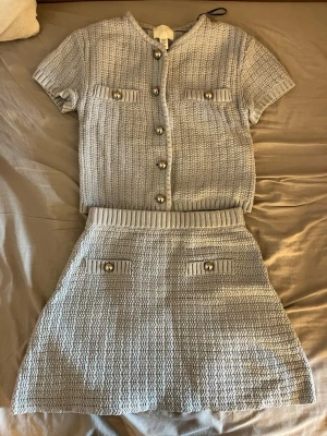 H&M set - Ett set köpt från H&M som är i färgen ljusblå, den är i väldigt bra skick och kommer med silvriga detaljer. 