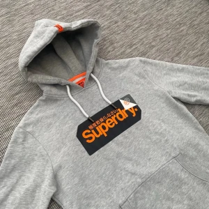 Superdry hoodie - Säljer nu denna riktigt feta superdry hoodie!🙌Skick: 9.5/10🌟 -Mycket bra skick, ser ny ut. Storlek: S🤝 Nypris ca 1200kr✅Hör gärna av er vid frågor eller funderingar🤗