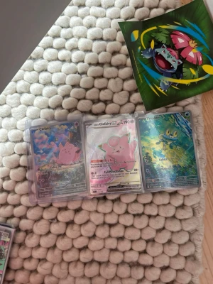 Pokémonkort Clefairy, Froakie & Umbreon - Samling med fyra Pokémonkort: två Clefairy, en Froakie och en Umbreon. Är bara intresserad av byten emot bundels eller etb 