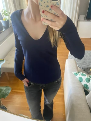 Mörkblå långärmad topp med v-ringning - V-ringad långärmad marinblå topp från HM i storlek S. Modellen är lite figursydd och tröjan är i mycket bra skick.💞