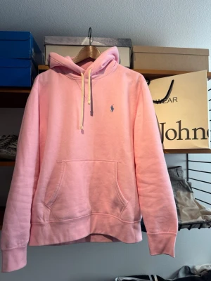 Rosa hoodie från Polo Ralph Lauren -  Säljer du denna feta Ralph Lauren hoodie. Helt ny Kvitto och påse finns. Skriv vid funderingar, den är helt ny 