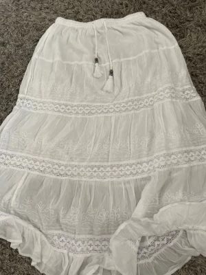 vit långkjol - vit långkjol köpt på en marknad i Strömstad, passar alla då midjan kan justeras. jag är 170cm lång och den är perfekt i längden för mig