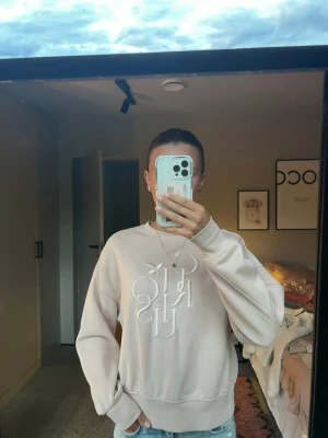 Ljus rosa sweatshirt med broderad text - Säljer en ljus rosa sweatshirt med broderad text på bröstet, ”Curious”. Tröjan har rund halsringning, långa ärmar och ribbade muddar vid ärmslut och nederkant. Perfekt för en avslappnad och trendig look. Nästan aldrig använt. Skriv för frågor🩷🫶🏼