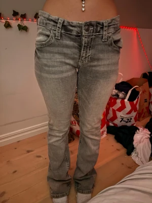 Grå bootcut jeans med kontrastsömmar - Säljer dessa jeans köpta på gina tricot. Säljer pågrund av längd. Använda få tal gången och har hål längst ner 