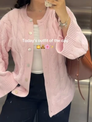 Kofta Gina Tricot - Supersöt ljusrosa kabelstickad kofta från Gina Tricot. Koftan har stora vita knappar, rund halsringning och ribbade muddar. Perfekt oversized fit och mjukt material som känns riktigt mysigt. Passar till allt och ger en gullig vibe till din outfit. sååå fin knappt använd tryck på köp nu 💕💕en liten defekt tillkommer pga stickningen skriv för bild!!