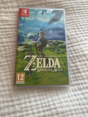 The Legend of Zelda: Breath of the Wild - Nintendo Switch-spelet The Legend of Zelda: Breath of the Wild. Äventyrligt open world-spel där du utforskar stora landskap, löser pussel och slåss mot fiender. Spelet kommer i originalfodral med snyggt omslag och spelkassett.