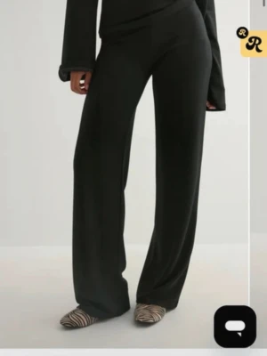 low waisted Luxury pants Nelly - Ett par svarta byxor från Nelly i modellen luxury pants. Använda endast en gång