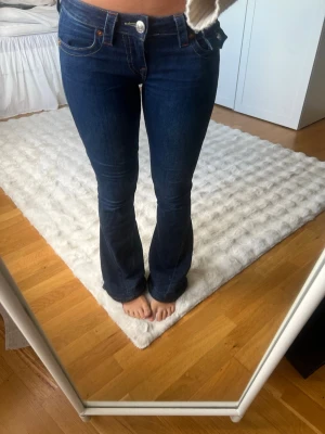 True religion jeans  - Fina mörkblåa true religion jeans som är uppsydda så de passar någon som är 160-170! ❣️