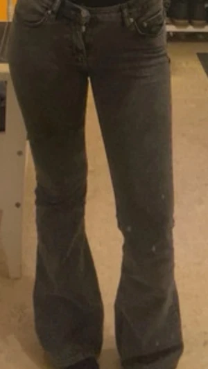 Svarta bootcut jeans med låg midja - Så snygga 