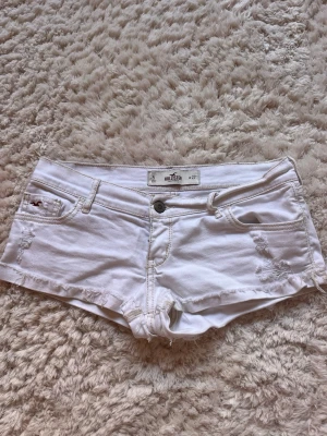 hollister shorts - jättesnygga lågmidjade vita hollister shorts, midjemått bild 3, skriv gärna innan ni köper då jag lagt upp annonsen på fler appar!