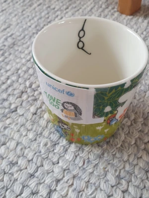 Muminmugg Toves Jubileum 100 år Mumin  - Felfri mugg med etikett och glasögon. Säljer fler Muminmuggar så kika gärna på mina övriga annonser också. Packar mycket noggrant. 