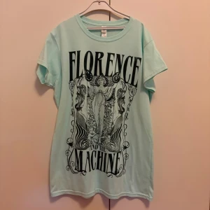 Mintgrön T-shirt Florence + The Machine - Söt t-shirt från Florence + The Machine! Ladies L. Jättefint skick.