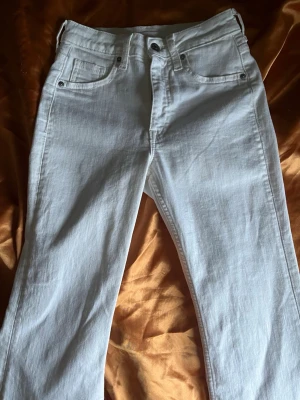 Vita jeans  - Snygga vita jeans bootcut storlek 34 aldrig använda från hm priset är inte hugget i sten 
