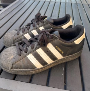 Adidas superstars  - Imprincip oanvända Adidas Superstars i storlek 39, legat i garderoben sen 2024 och smutset går bort med varmt vatten som kan göras innan de fraktas om de önskas! Väldigt bekväma men inte min stil tyvärr därför säljs de! 