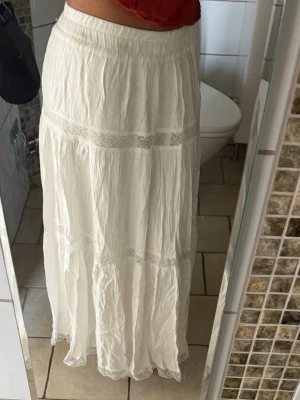 Bohemisk kjol med spetsdetaljer - Luftig och flowy vit långkjol med fina spetsdetaljer och resår i midjan🌸🍓