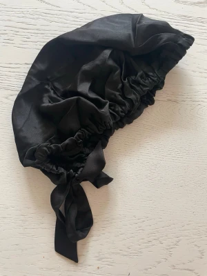 Sidenbonnet - Aldrig använd.