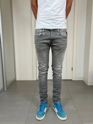 Replay Anbass Hyperflex Jeans  - Säljer nu dessa Replay Anbass Hyperflex Jeans, W31 o L34 (sitter som L32 mer) med mått ca 37-37,5 o 105 cm. skriv för fler bilder/frågor🙌🏼