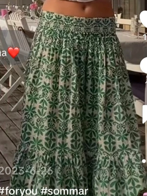 Grön lång kjol - Säljer en långkjol i fint mönster från zara. Den är väldigt fin till sommaren💐