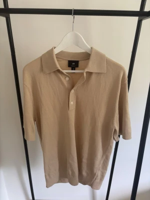 H&M SOMMAR Piké (S) - Perfekt sommar piké, luftig och superskön att ha även på väldigt varma dagar. 