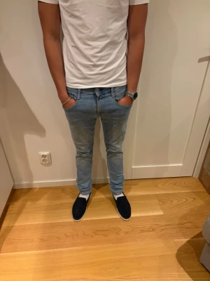 Replay jeans  - Replay Anbass jeans i ljusblå färg |   Snygga ljusblåa jeans i Anbass-modellen. Jeansen är i bra skick och passar riktigt bra till vardags. |  Storlek: W28 L32 | Modellen på bilderna är ca 180 cm och väger 78 kg. |   Hör av er vid intresse eller om ni har några frågor!✅