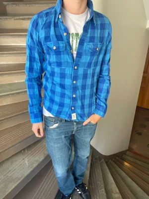 Abercrombie&fitch skjorta - A&F skjorta. Inga defekter. Modellen är 180cm 65kg och bär storlek m men passar som s.  Fråga gärna frågor! (Kan gå ner mer i pris vid köp av bundles🤩)