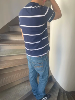 Tommy Hilfiger T-shirt - Tommy Hilfiger. Inga defekter. Modellen är 180cm 65kg och bär storlek m.  Fråga gärna frågor! (Kan gå ner mer i pris vid köp av bundles🤩)
