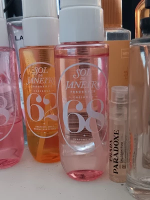 Sol de Janeiro -  Sol de Janeiro i doft 68 har inslag av brasiliansk jasmin, rosa drakfrukt och havsbris. Använd ett fåtal gånger och 95% eller mer kvar i flaskan. 