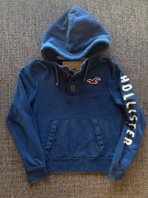 Hollister hoodie ~ sällsynt yk2 modell  - Sjukt eftertraktad Hollister hoodie ~ sällsynt vintage 2000’s modell | st M/S | klassisk passform | sällsynt modell som inte längre produceras, sliten design | OBS kan gå ner lite i pris vid snabb affär! 🏄liten deffekt som knappt märks 