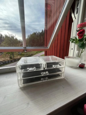 Transparent smyckesförvaring  - Snygg och praktisk transparent smyckesförvaring med tre utdragbara lådor. Perfekt för att organisera ringar, örhängen och andra småsmycken!💕