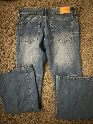 Bootcut jeans gina  - Hej! Jag säljer dessa jeans eftersom dom är för små för mig, och de användes endast en gång. Dom är super fina och skulle ändå säga som nya, inga defekter🙌🏻💞 Priset kan diskuteras🥰