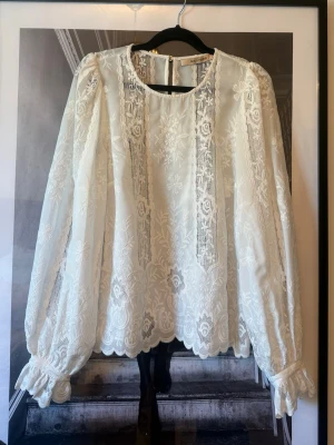 Vit spetsblus från Rue de Femme -  vit blus i spets från Rue de Femme med långärmad med spetsdetaljer. super fint skick!!