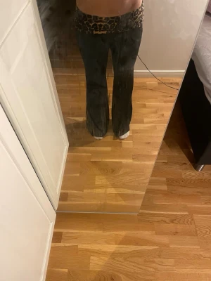 Svarta utsvängda leggings - Säljer ett par svarta leggings med utsvängda ben och hög midja. De är stretchiga och sitter tajt upptill men blir vidare nedtill, vilket ger en snygg siluett. Perfekta för dig som gillar en trendig och bekväm stil.