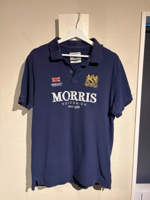 Morris Piké  - Tjena! Säljer denna sjukt snygga piké från Morris. Storlek XL men passar även L, och i väldigt bra skick. Priset är ej hugget i sten så hör av dig vid minsta fundering:)