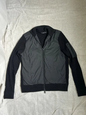 J.Lindeberg cardigan  - Riktigt snygg J.Lindeberg cardigan. Skicket är 9/10 och är i princip som ny. Storlek S⭐️