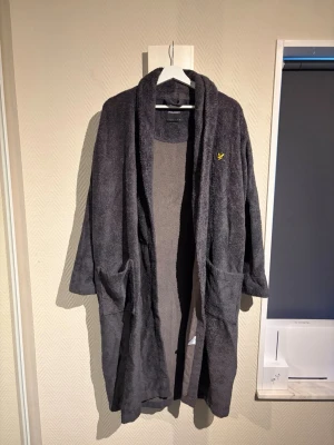 Morgonrock - Hej! Säljer denna fina morgonrock från Lyle&Scott. Storlek M och i vädligt fint skick. Priset är inte hugget i sten så hör av dig vid minsta fundering:)