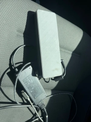 Dell USB-C Dockningsstation svart - Säljer en svart Dell USB-C dockningsstation med tillhörande strömadapter. Perfekt för att koppla in flera skärmar och tillbehör till din laptop via USB-C. Smidig rektangulär design i plast med flera portar för enkel anslutning.