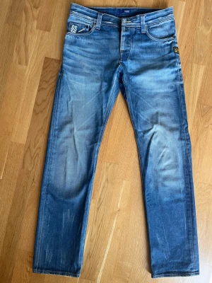  G-Star RAW jeans W29/L32 - Säljer G-Star RAW jeans. Mycket bra skick: 10/10  Används bara 5 gånger, väl omhändertagna. Bara inte min stil och används inte längre.